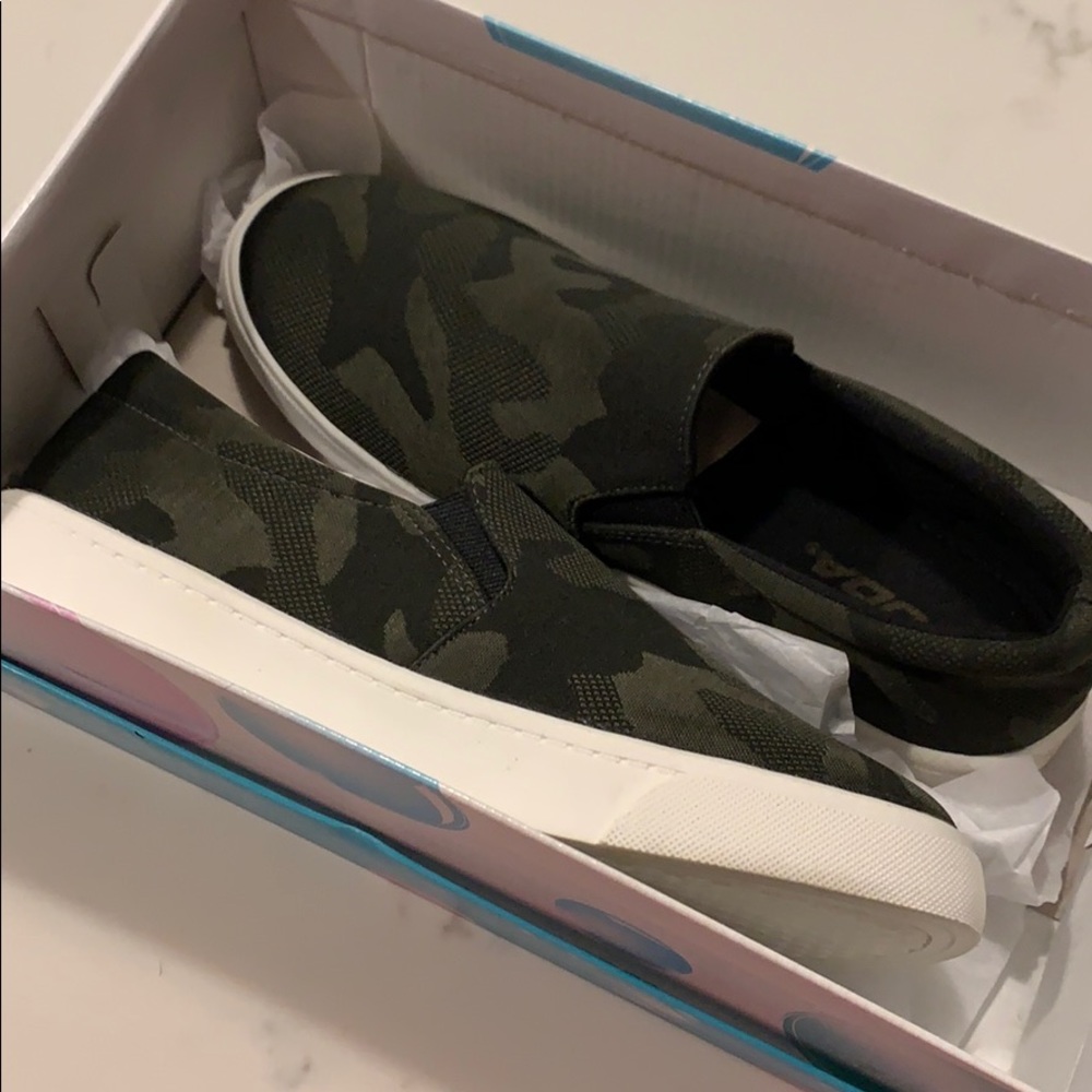 🆕 NIB slip on camo shoes